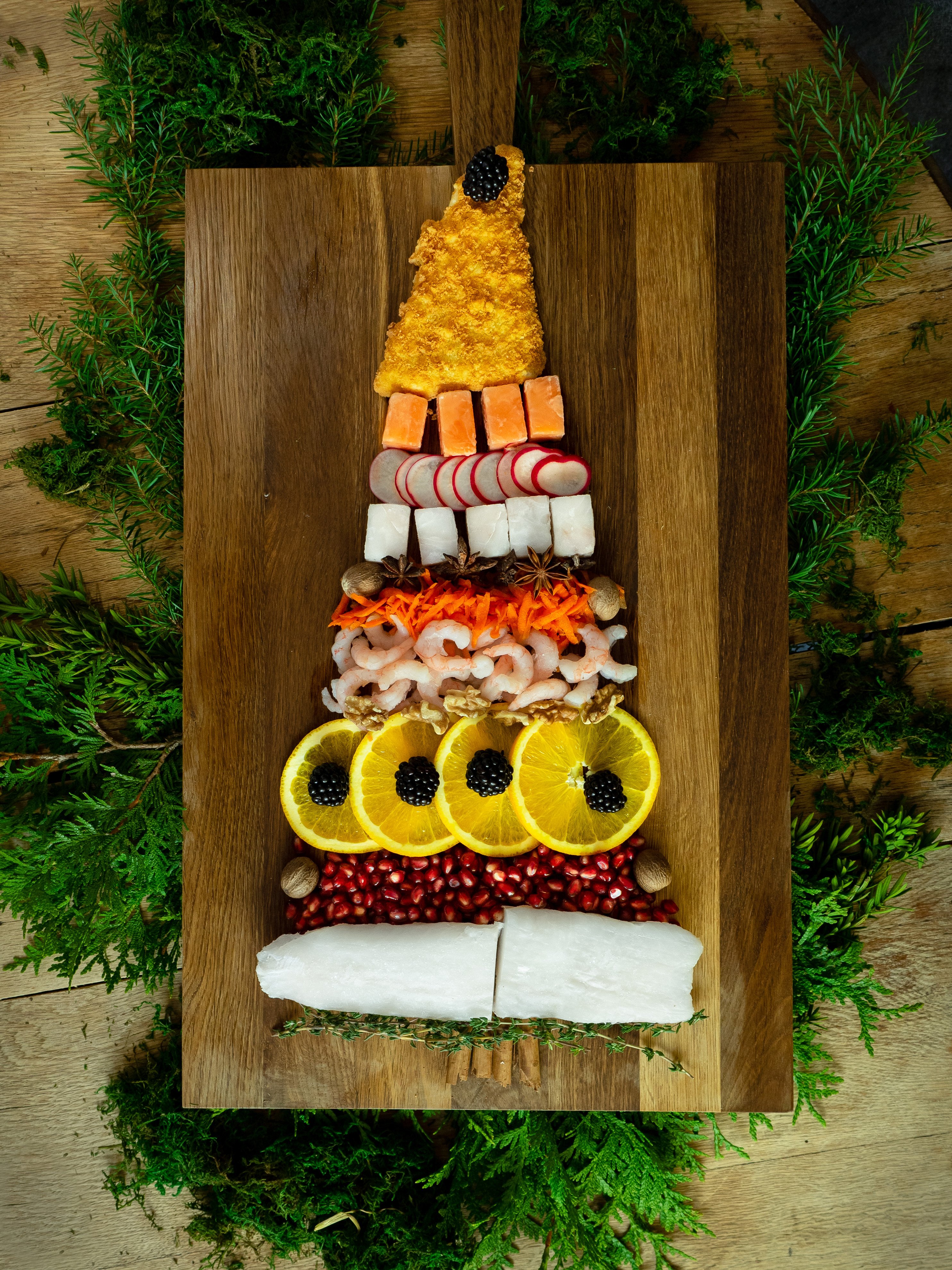 Juletre av Norway Seafoods produkter og frukt, bær og nøtter. 