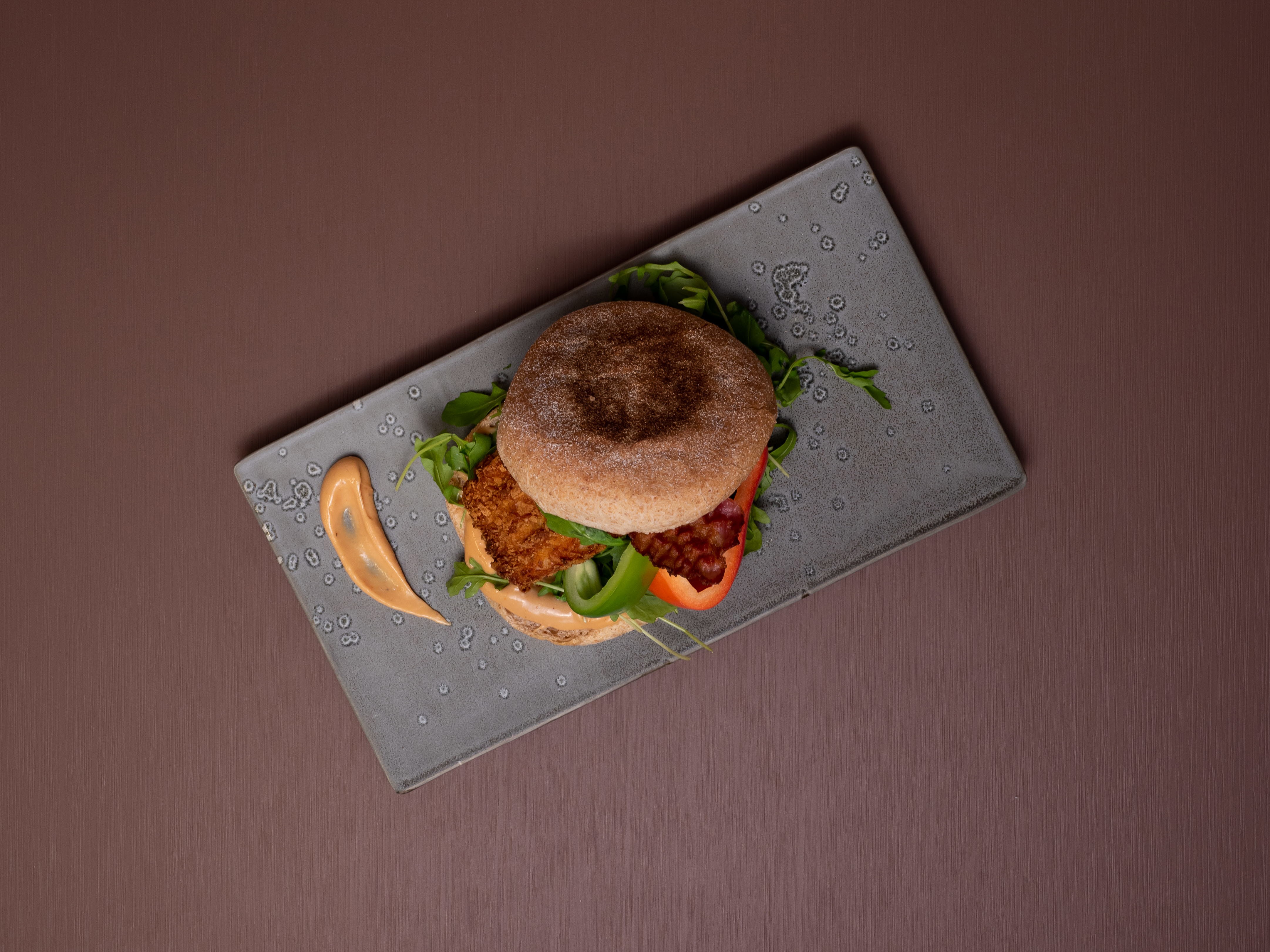 Sprø BBQ-torskeburger  med BBQ-majones, bacon og salat